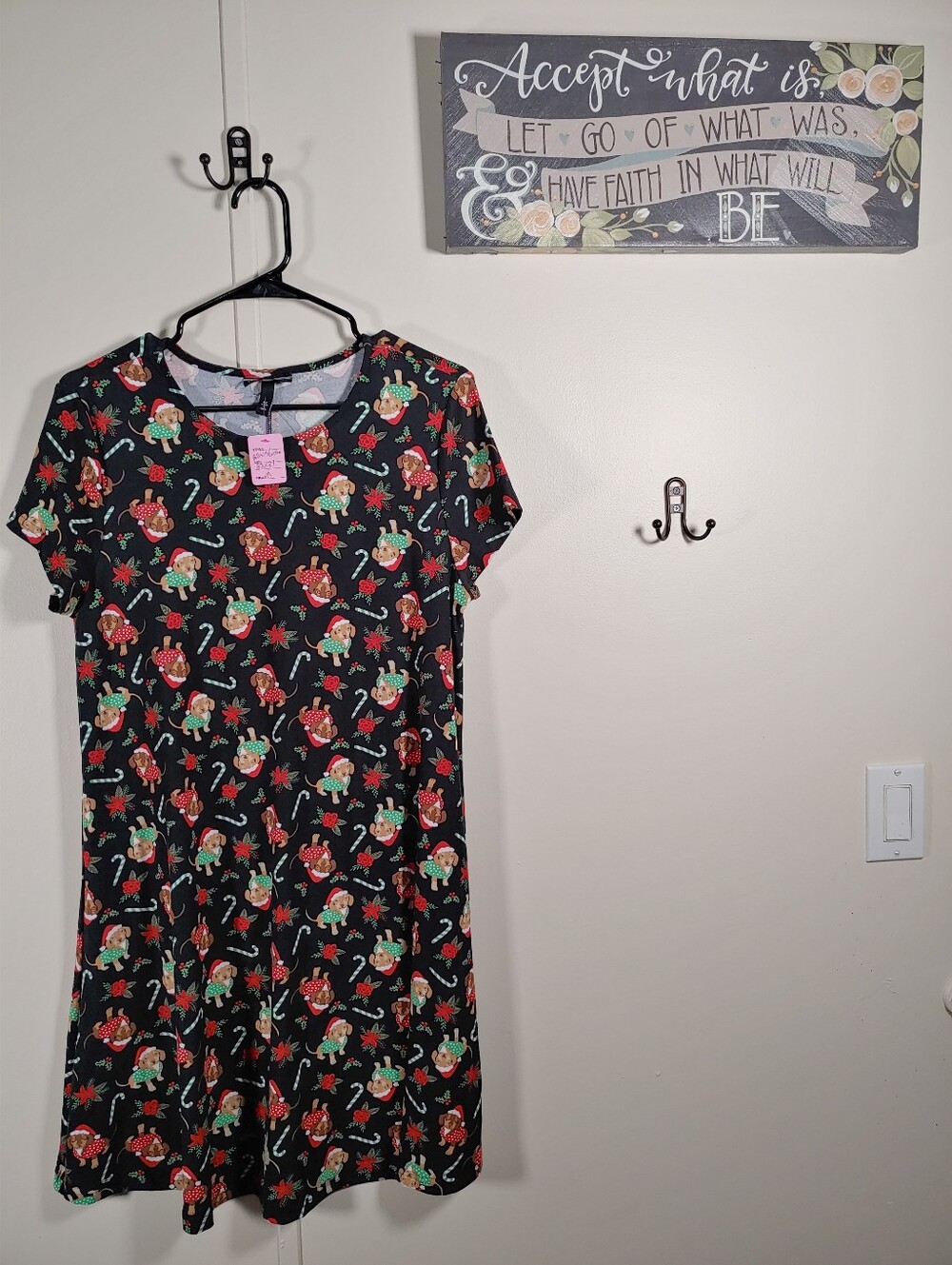 Like New Medium Allison/Brittney Dashound Christmas Short Sleeve Nightgown